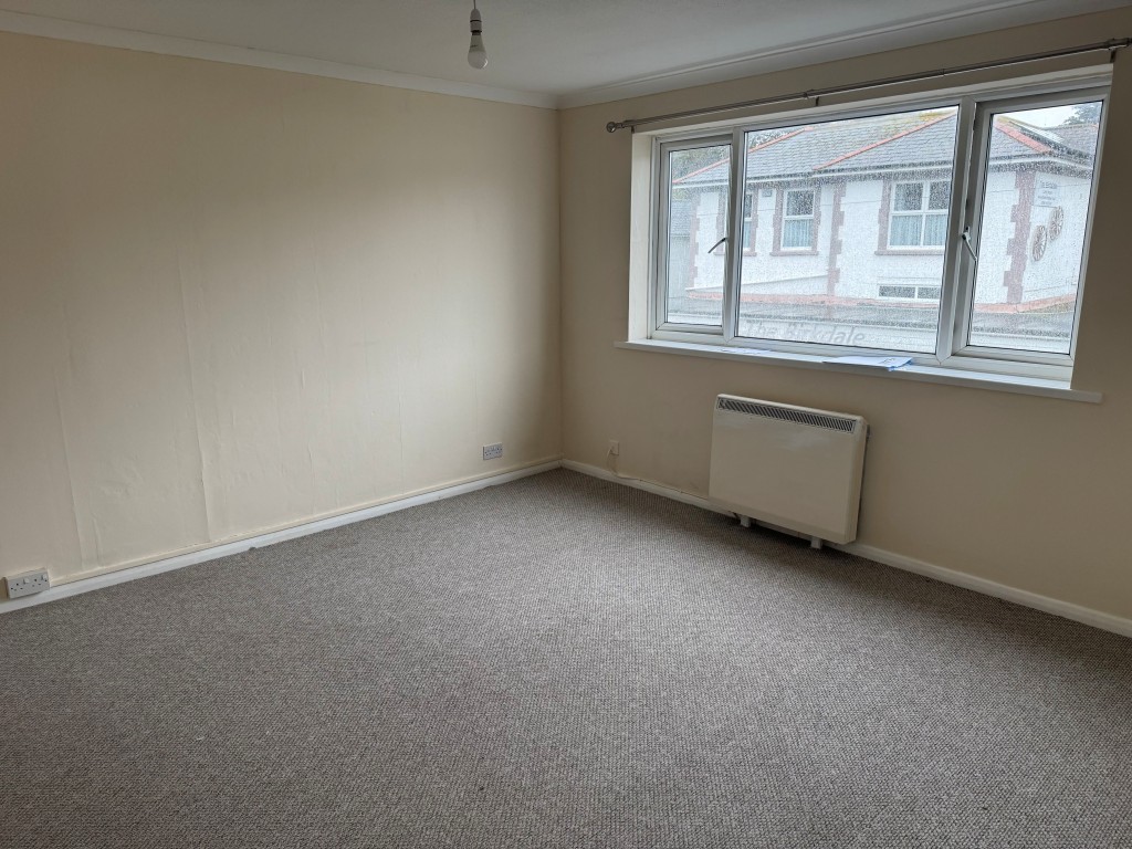 Lot: 139 - PURPOSE-BUILT TOWN CENTRE FLAT WITH PARKING - Living Room